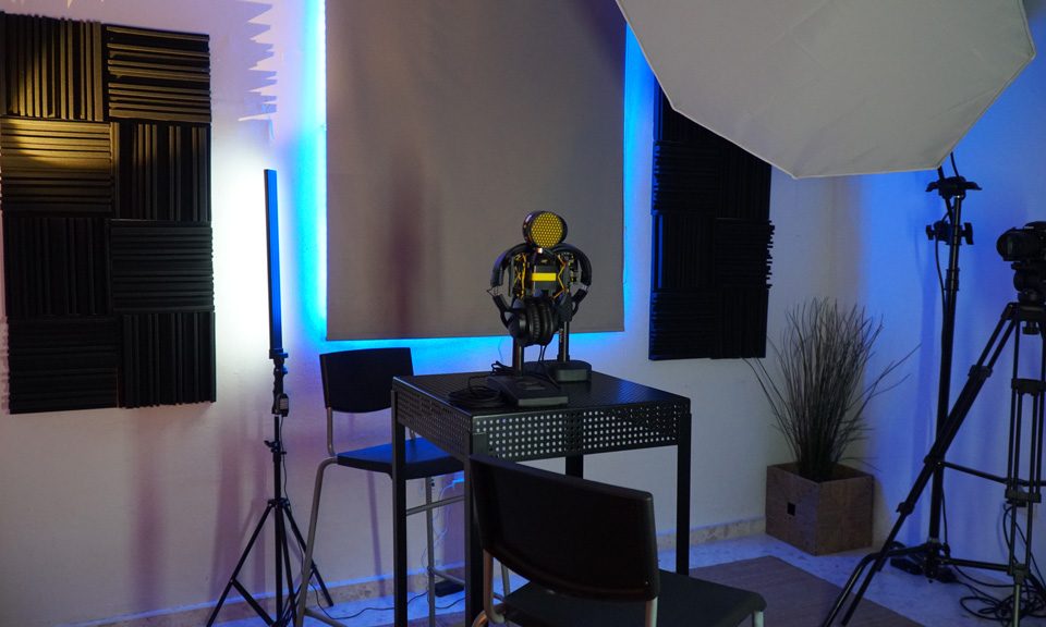 equipo para grabar podcast en las instalaciones de Gmedia