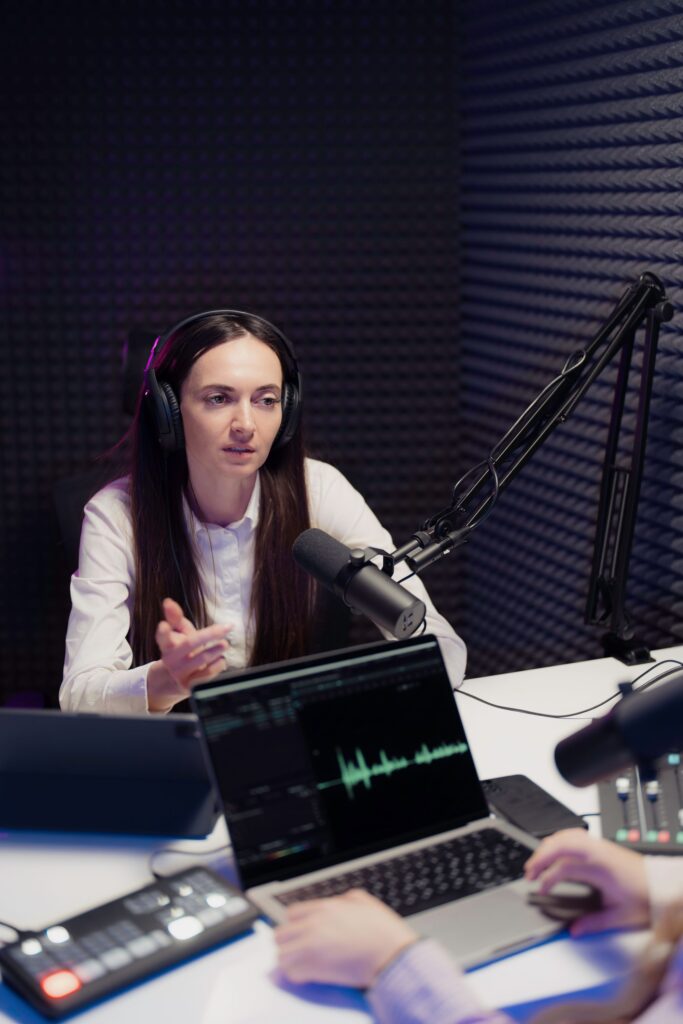 Joven en espacio acondicionara para grabar podcast