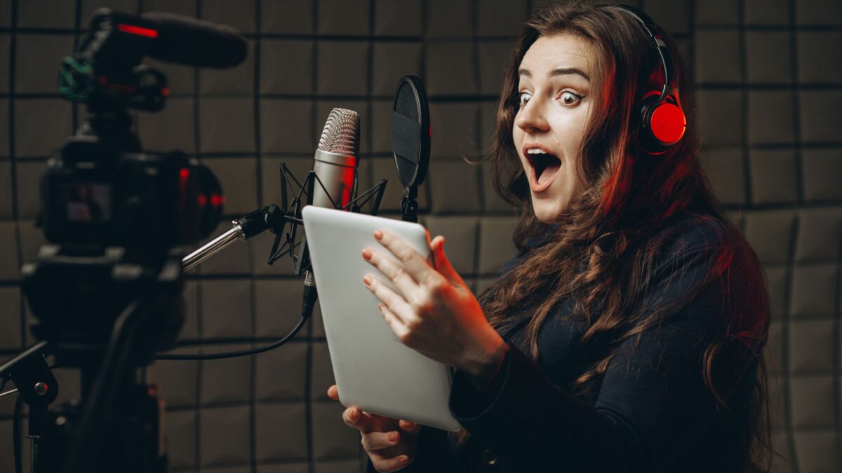 chica joven en estudio de grabación, grabando un podcast de terror