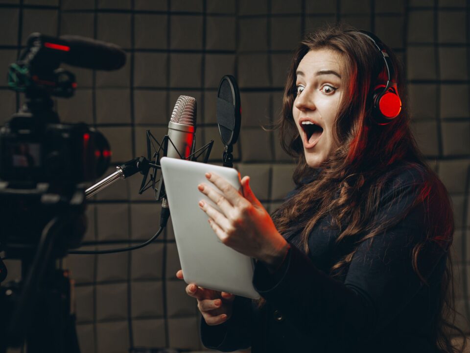 chica joven en estudio de grabación, grabando un podcast de terror